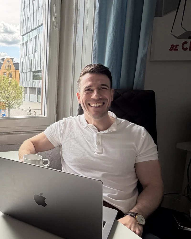 Joakim Jaksen, grundare av Synlighetsverket, vid skrivbordet på kontoret i Uppsala