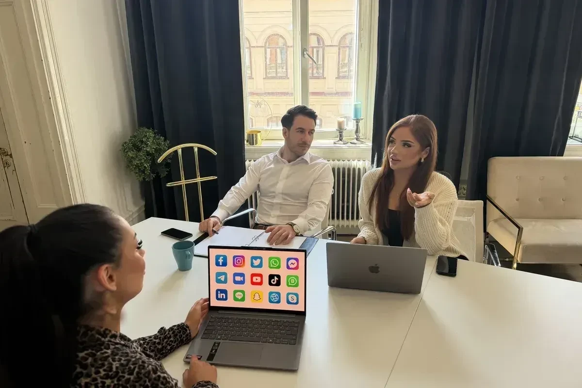 Möte hos Synlighetsverket där en laptop visar de sociala mediernas plattformar