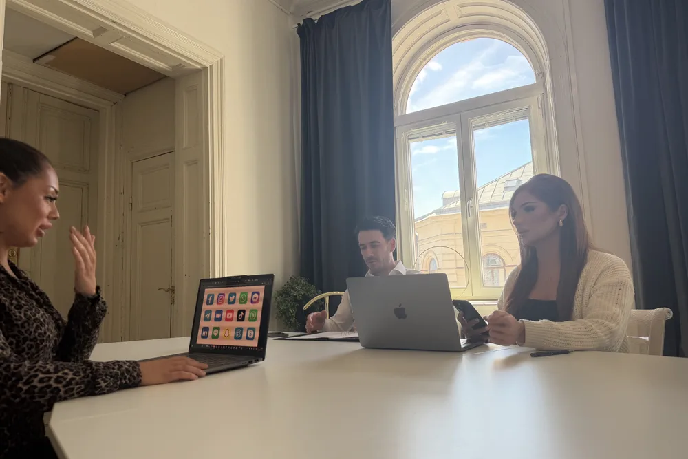 Teamet på Synlighetsverket i ett kundsamtal vid fönstret på kontoret i Uppsala