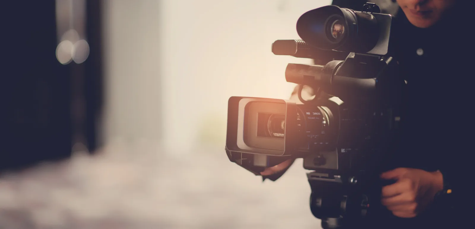 Videograf filmar innehåll med systemkamera för sociala medier