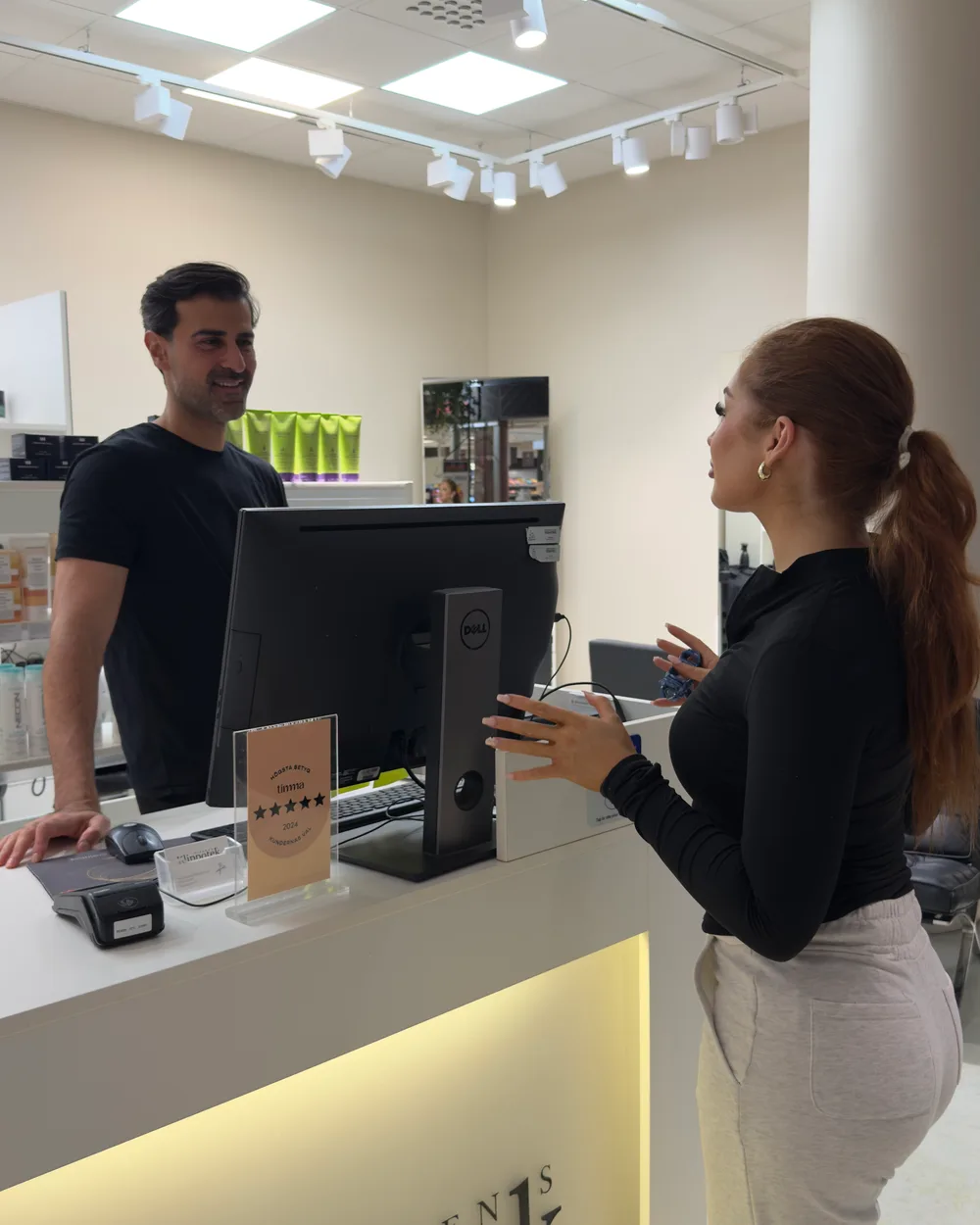 Rådgivning i receptionen på Kvarnens Klippotek i Uppsala