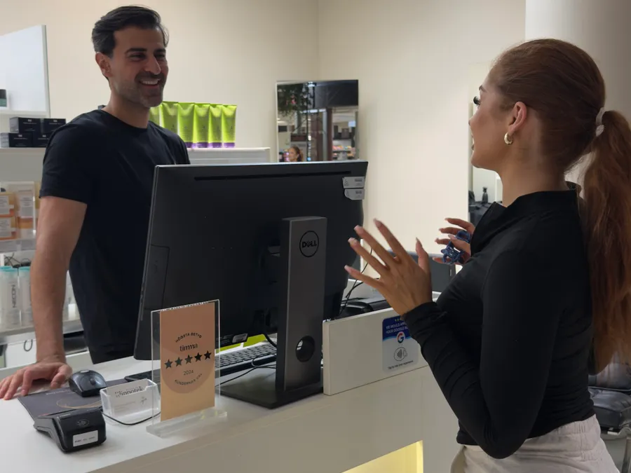 Kund som betjänas i receptionen på Kvarnens Klippotek