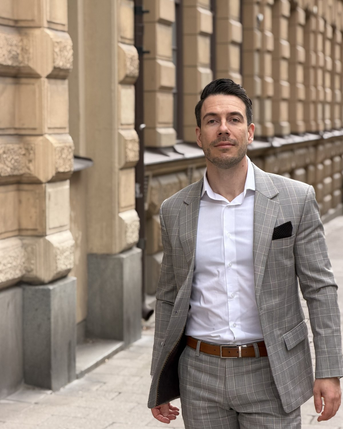 Joakim Jaksen, grundare av Synlighetsverket, porträtt utomhus i kostym